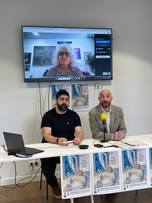 Jon Iraola, alcalde de Eibar (izq.), y Andoni Zabala (dcha.), concejal de Cultura, acompañados de Ana Guijarro, astrofísica responsable del telescopio de Calar Alto (Almería).