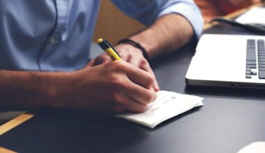 torso de hombre escribiendo