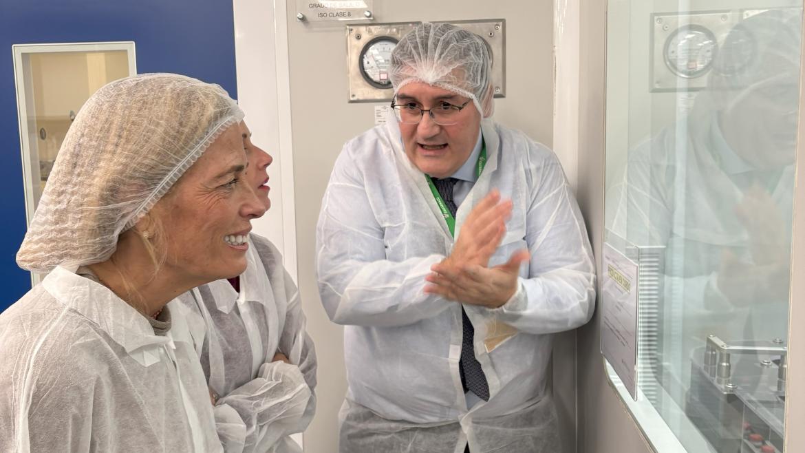La consejera Rocío Albert durante su visita a los laboratorios