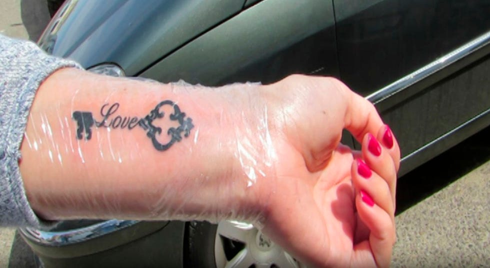 imagen del tatuaje que irene rosales se hizo en su antebrazo izquierdo en 2015, una llave con la palabra 'love' dedicado a kiko rivera