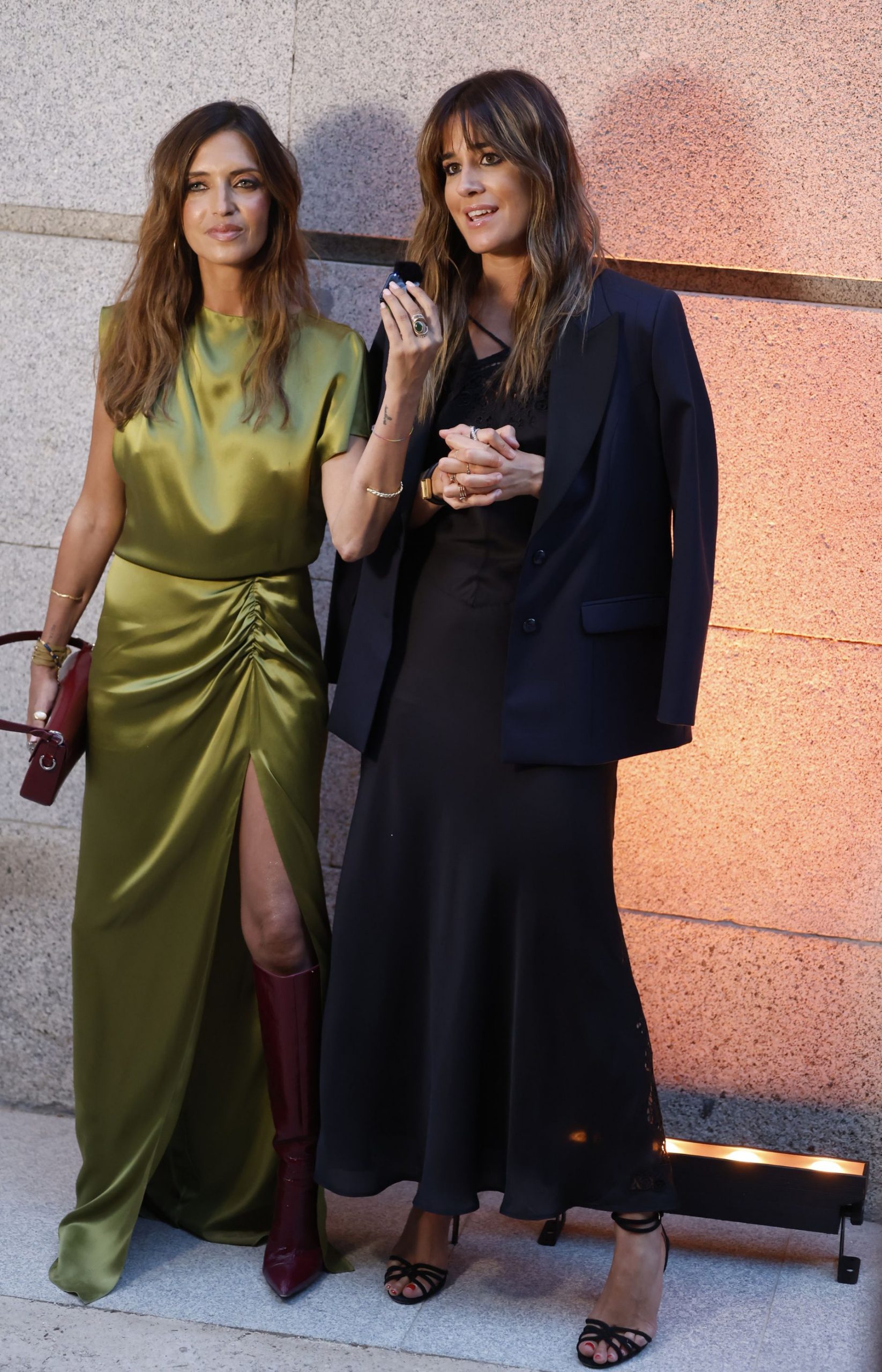 Isabel Jiménez y Sara Carbonero posando en un photocall. (Foto: Gtres)