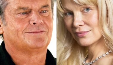 "Me incliné sobre el lavabo para retocarme el brillo de labios y vi su mirada reflejada"