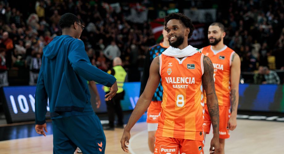 Valencia Basket desata una tormenta ofensiva en Miribilla con 79 puntos tras el descanso