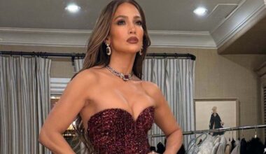 espectacular look de lentejuelas y transparencias