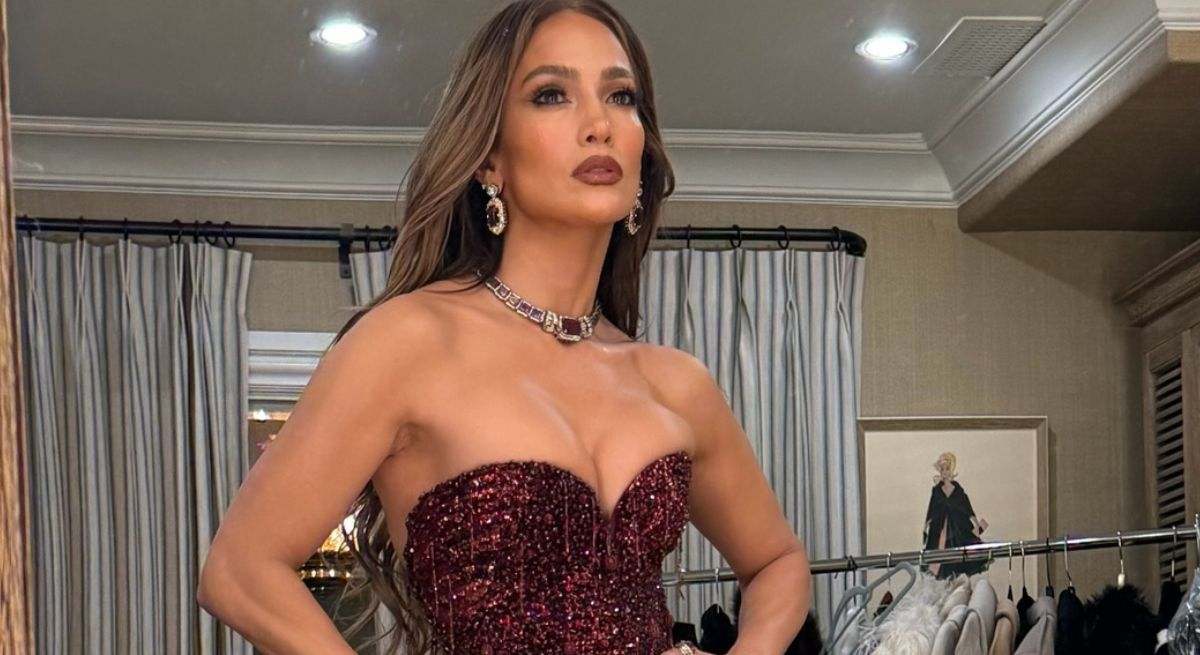 espectacular look de lentejuelas y transparencias