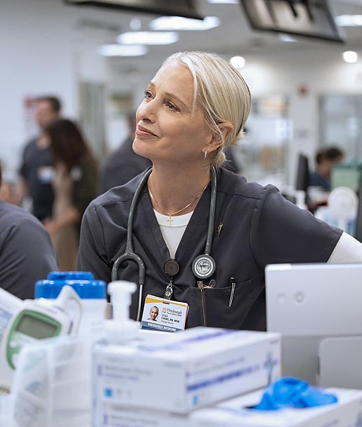 Imagen secundaria 2 - Arriba, Patrick Ball, como el doctor Langdon, a su regreso al hospital, después de diez meses en rehabilitación; debajo, Spideh Moafi, que da vida a la doctora Baran Al-Hashimi, y Katherine LaNasa, en la piel de la enfermera Dana Evans.