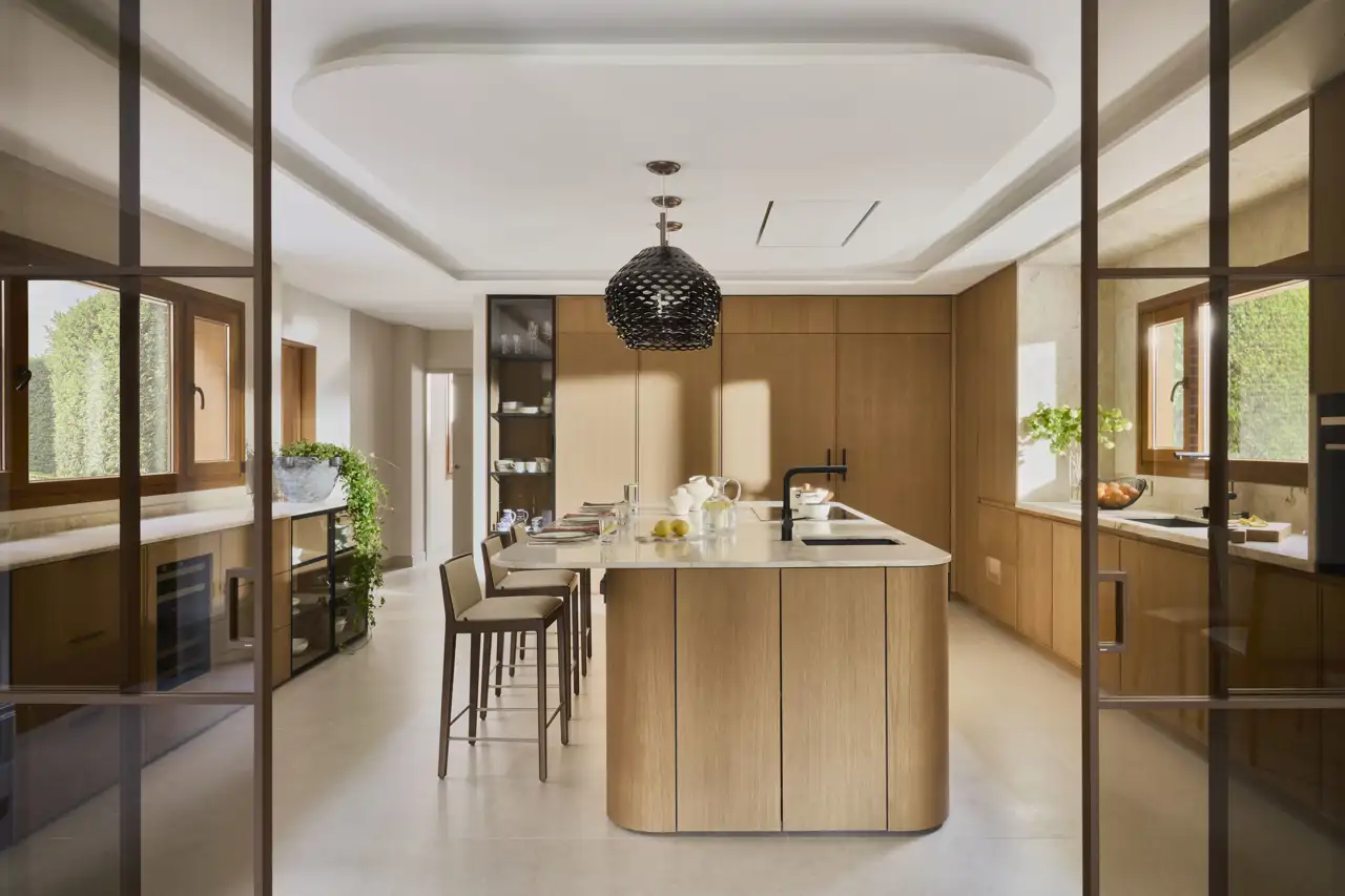 La experta apuesta por cristaleras y paneles móviles para separar sin cerrar. Cocina NANTES, de Cocinas Río