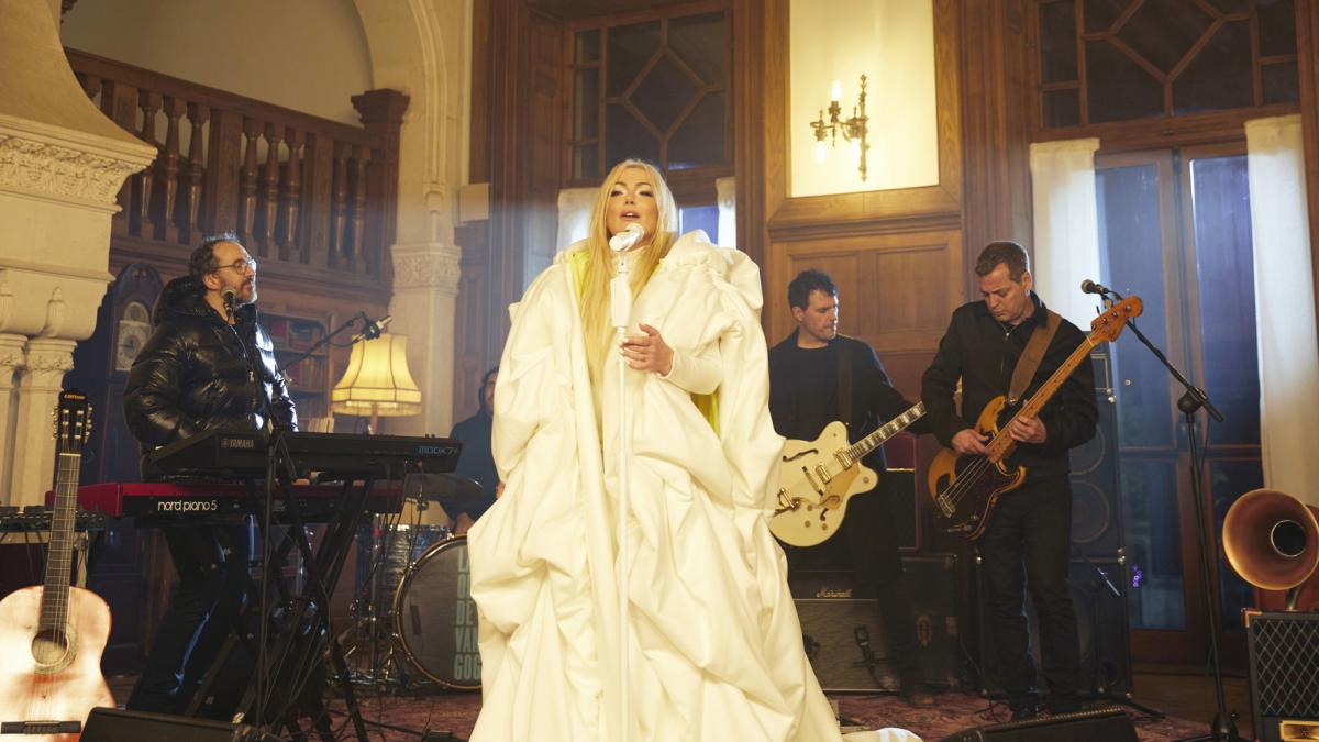 desvelada la identidad del misterioso guitarrista que ha tocado con La Oreja de Van Gogh