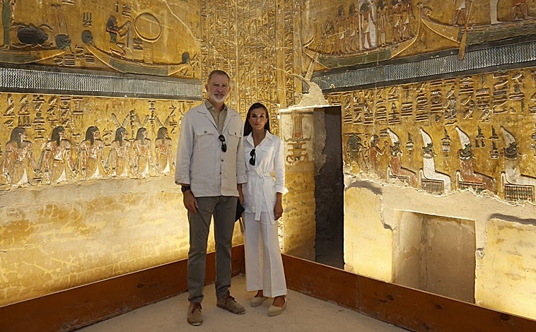 Imagen principal - Algunos de los looks que estrenó Doña Letizia en 2025, de su dos piezas de lino que llevó en Egipto, al vestido azul de Vogana en la jura de bandera de la Princesa Leonor y el esmoquin de Mango en los Premios Princesa de Girona. 