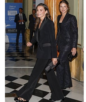 Imagen secundaria 2 - Algunos de los looks que estrenó Doña Letizia en 2025, de su dos piezas de lino que llevó en Egipto, al vestido azul de Vogana en la jura de bandera de la Princesa Leonor y el esmoquin de Mango en los Premios Princesa de Girona. 