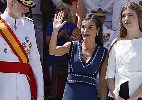Imagen secundaria 1 - Algunos de los looks que estrenó Doña Letizia en 2025, de su dos piezas de lino que llevó en Egipto, al vestido azul de Vogana en la jura de bandera de la Princesa Leonor y el esmoquin de Mango en los Premios Princesa de Girona. 