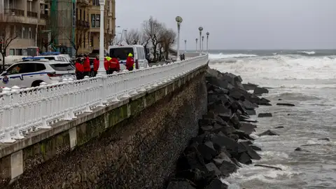 Localizan el cuerpo sin vida de un hombre tras caer al mar por el temporal en Donostia Localizan el cuerpo sin vida de un hombre tras caer al mar por el temporal en Donostia