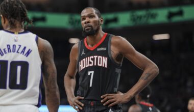 Kevin Durant, pensativo durante el partido contra Sacramento Kings.