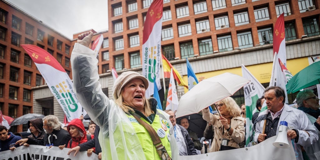 Los sindicatos médicos de toda España se unen contra Sanidad y la huelga indefinida está ya sobre la mesa