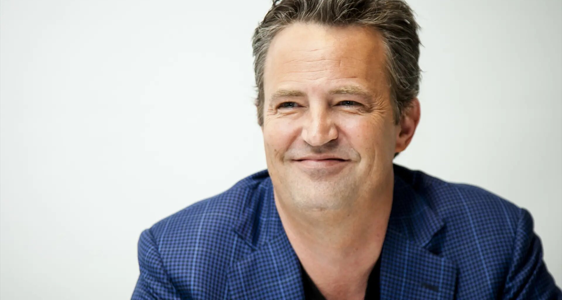 Aparece un emotivo homenaje en la tumba de Matthew Perry, dos años después de su muerte