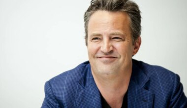 Aparece un emotivo homenaje en la tumba de Matthew Perry, dos años después de su muerte