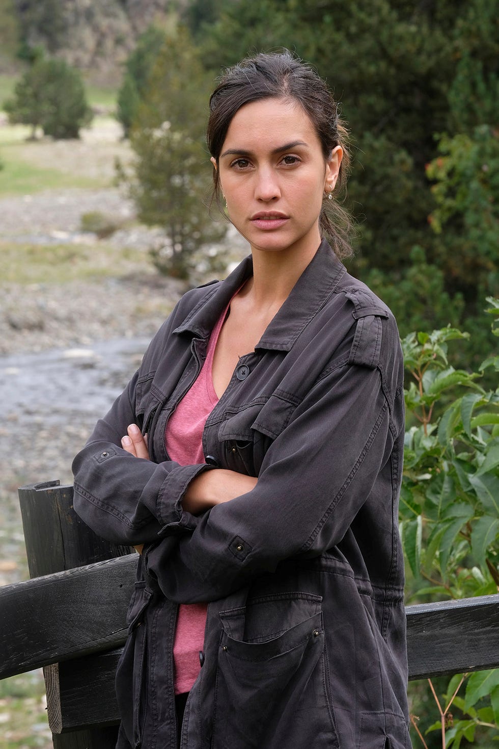 megan montaner posa para una foto en monteperdido en el rodaje de la caza