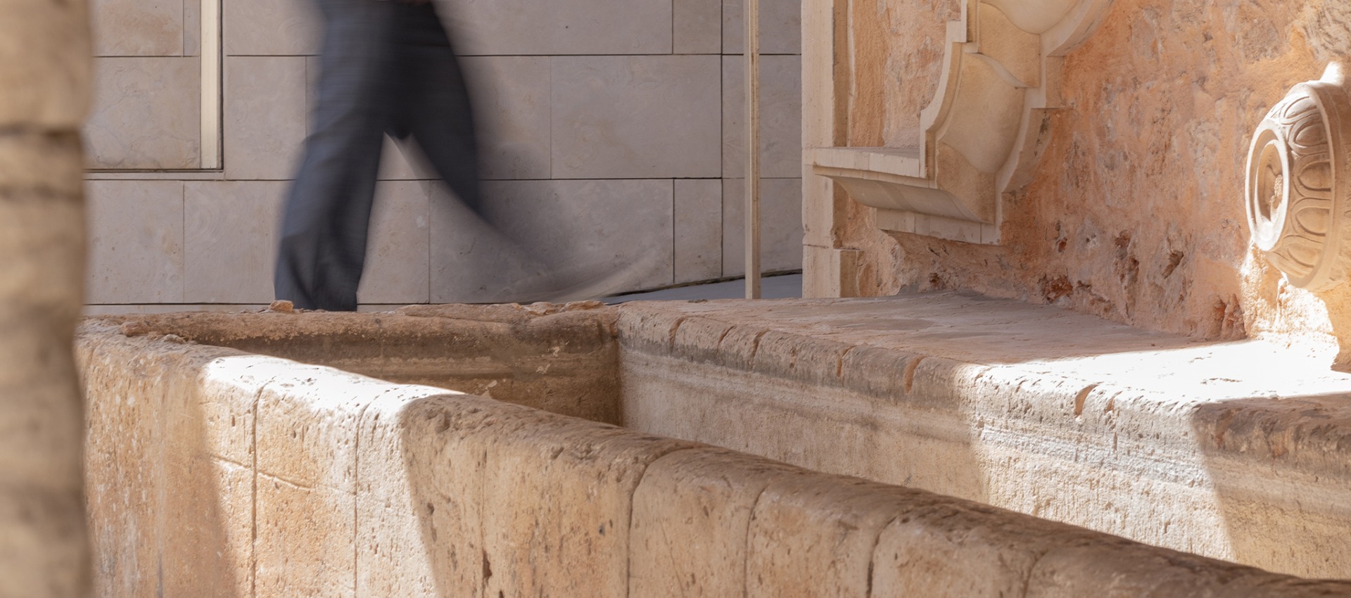 Del flujo del agua al flujo de cultura. Abeurador Santanyi por Rambla9 Arquitectura