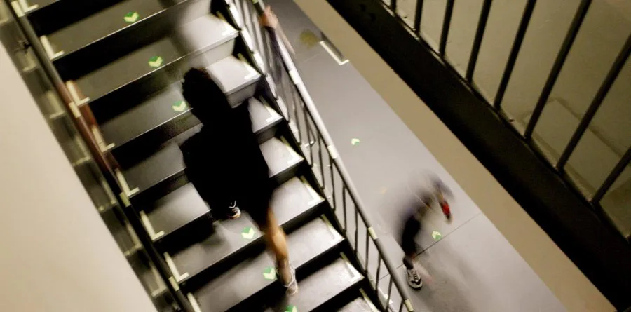 Micro-movimientos diarios frente a metas inalcanzables en 2026