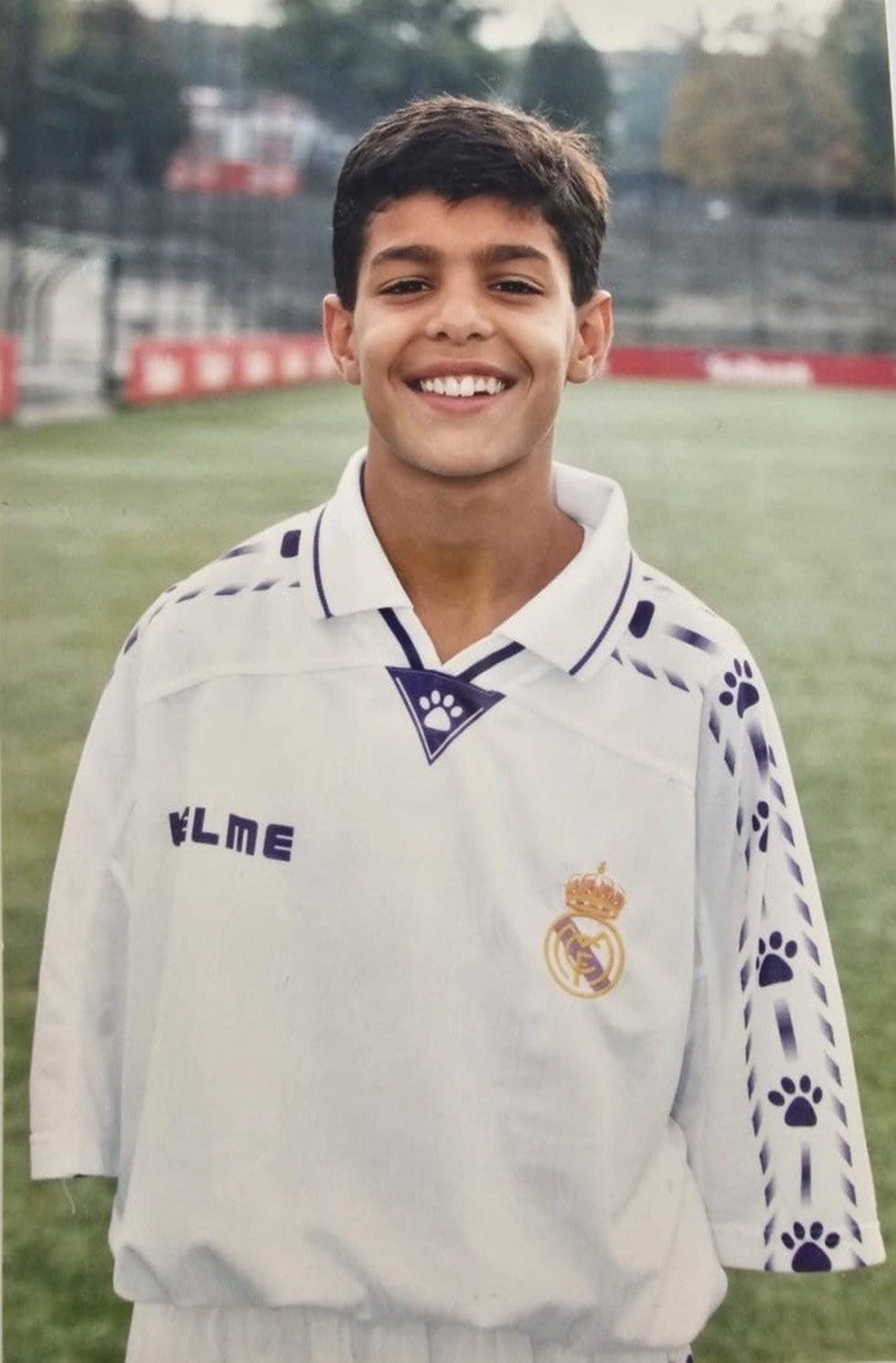 miguel torres con el uniforme del real madrid cuando jugaba en las categorias inferiores