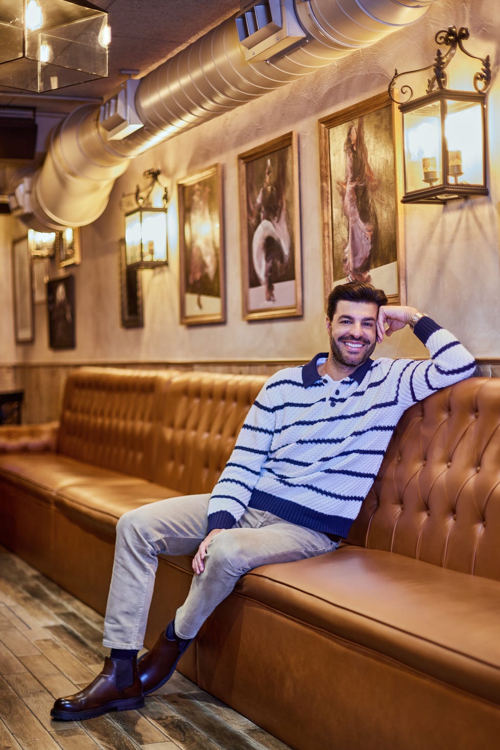 miguel torres posa para diez minutos en una taberna de madrid