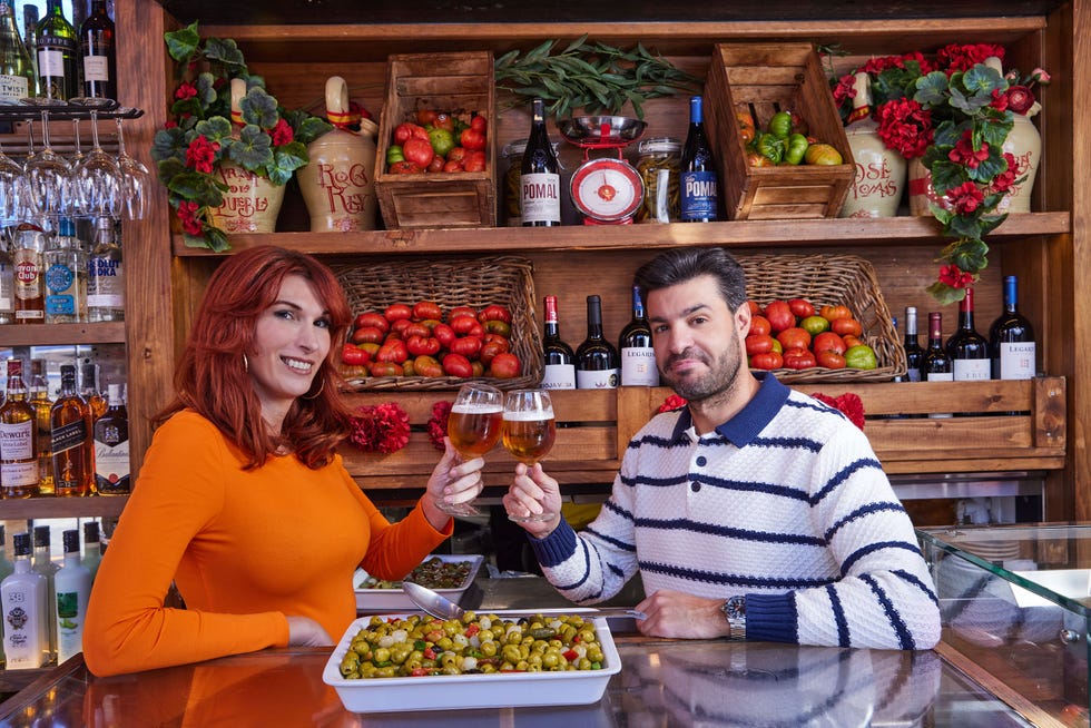 miguel torres brinda con valeria vegas con una copa de cerveza en una taberna de madrid