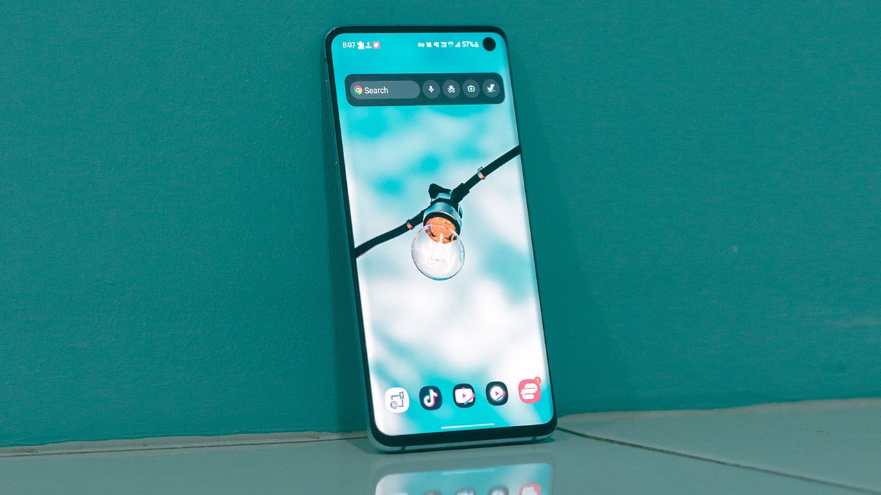 ¿Qué es ese punto azul que aparece ahora en la pantalla de tu móvil?