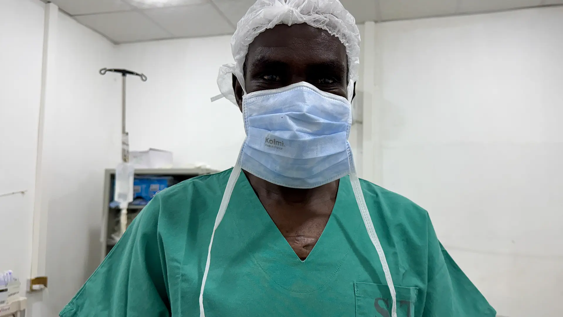 El Dr. Altayeb es cirujano ortopédico en el Hospital Tawila, en Darfur del Norte. Tras huir de El Fasher debido a la devastadora violencia, ahora brinda atención crucial, motivado por su dedicación a sus pacientes y la necesidad de seguridad.