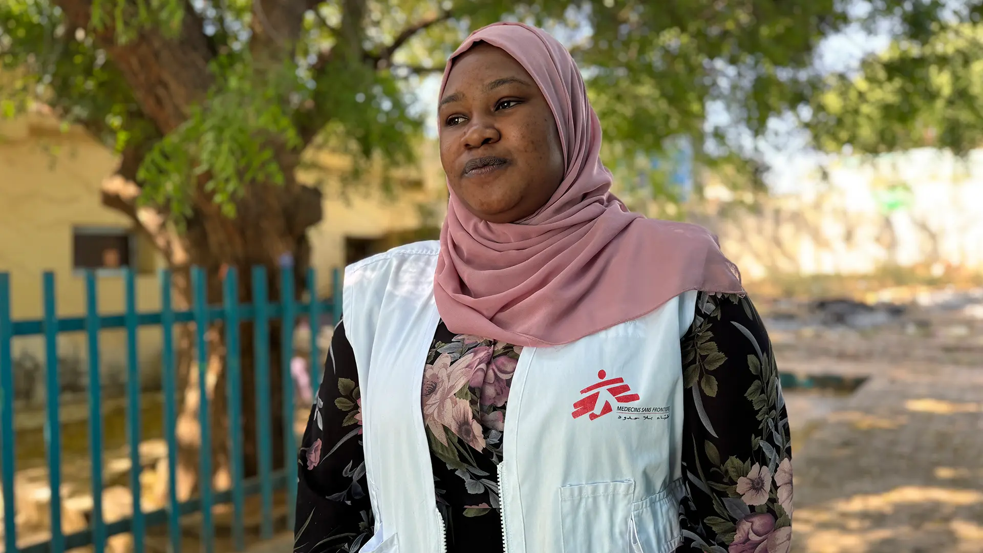 Sondos es intérprete médica en el Hospital Universitario El Geneina, en Darfur Occidental. La guerra interrumpió su educación.Posteriormente, se unió a MSF para brindar atención vital.