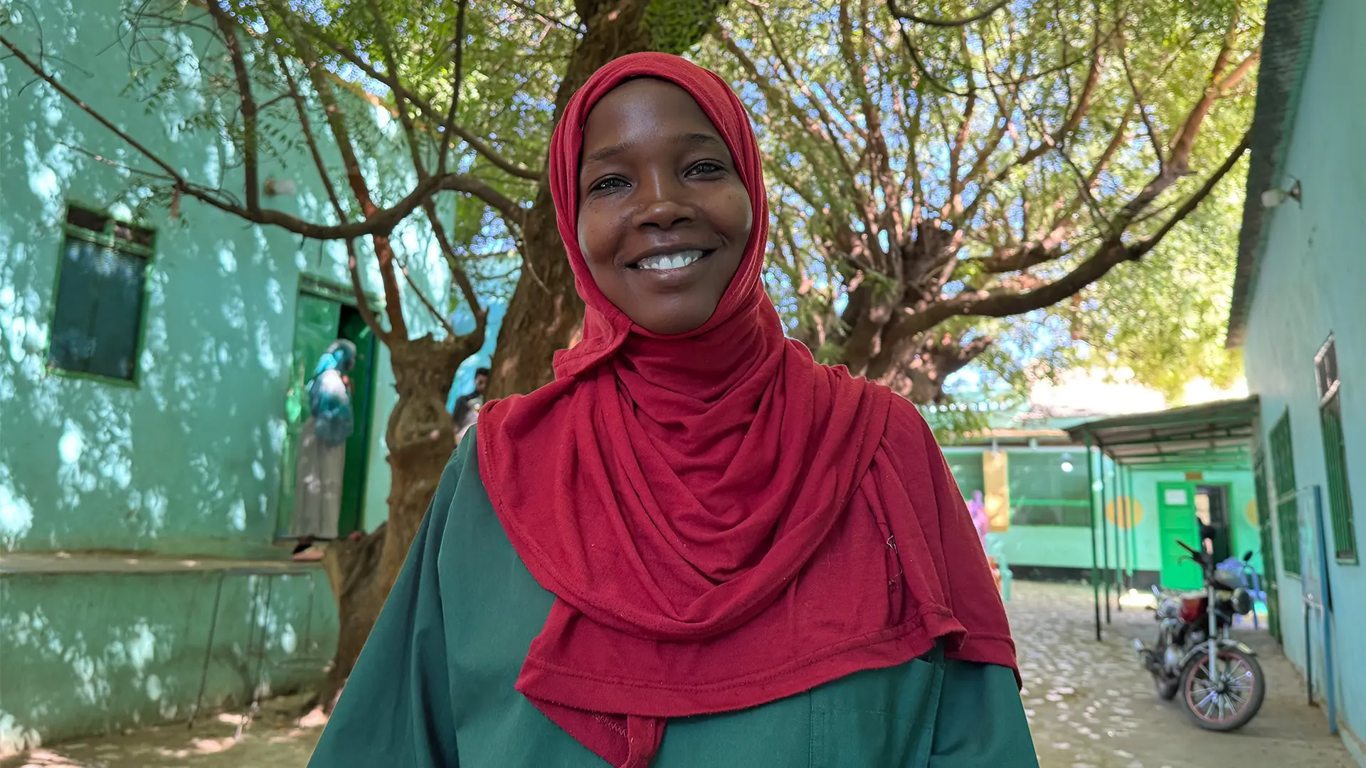 Hagwa es enfermera en la sala de maternidad de El Geneina. Desplazada por la guerra, se enorgullece de apoyar a su comunidad.