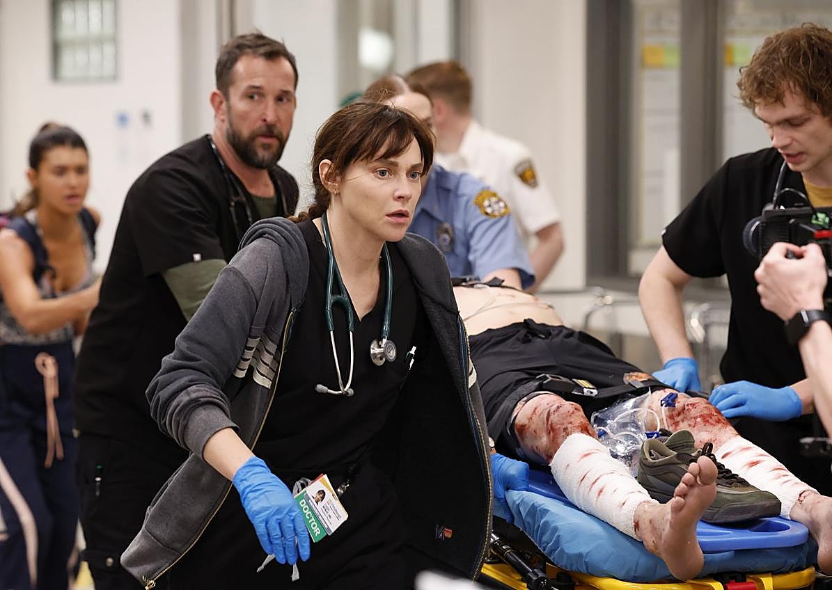 Imagen secundaria 1 - Arriba, Shabana Azeez, Isa Briones, Gerran Howell y Noah Wyle; debajo, Fiona Dourif, en primer término, y Noah Wyle, con un bebé en sus brazos.