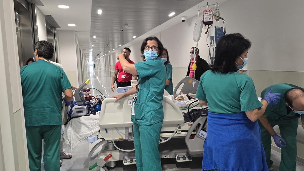 La doctora Belda durante un traslado en ECMO