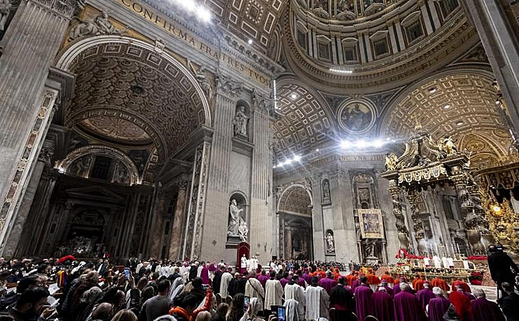 Imagen principal - El Pontífice presidió el canto del Te Deum en la basílica de San Pedro. Por la mañana celebró la última audiencia general el Vaticano