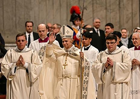 Imagen secundaria 1 - El Pontífice presidió el canto del Te Deum en la basílica de San Pedro. Por la mañana celebró la última audiencia general el Vaticano