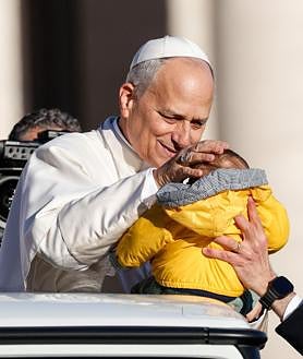 Imagen secundaria 2 - El Pontífice presidió el canto del Te Deum en la basílica de San Pedro. Por la mañana celebró la última audiencia general el Vaticano