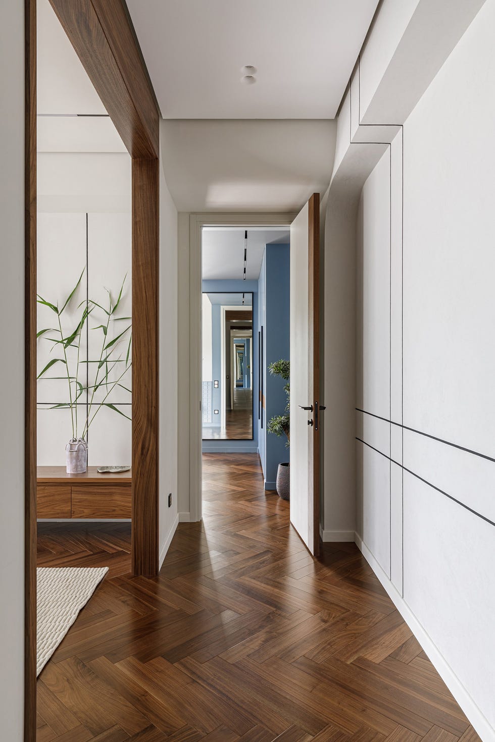 una casa en blanco y madera oscura con decoracion atemporal de antic interiors