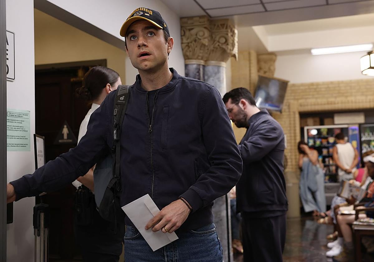 Imagen principal - Arriba, Patrick Ball, como el doctor Langdon, a su regreso al hospital, después de diez meses en rehabilitación; debajo, Spideh Moafi, que da vida a la doctora Baran Al-Hashimi, y Katherine LaNasa, en la piel de la enfermera Dana Evans.