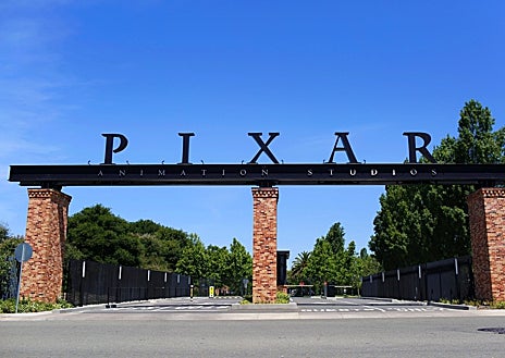 Imagen secundaria 1 - Madeline Sharafian y Domee Shi, directoras de 'Elio', junto a actores de doblaje. Izquierda, entrada a los estudios de Pixar. Derecha, entrada al edificio Steve Jobs