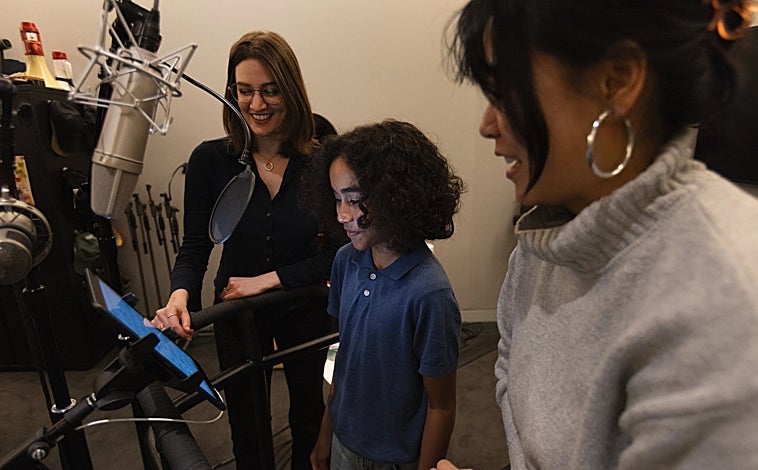 Imagen principal - Madeline Sharafian y Domee Shi, directoras de 'Elio', junto a actores de doblaje. Izquierda, entrada a los estudios de Pixar. Derecha, entrada al edificio Steve Jobs