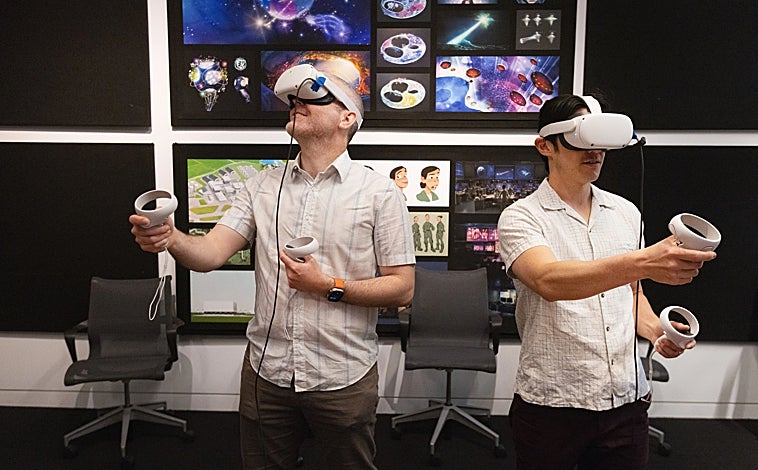 Imagen principal - Arriba, David Luoh, Supervisor de Sets de 'Elio', con las gafas de realidad virtual. Izquierda, un boceto de 'Elio'. Derecha, bocetos de 'Monstruos S.A.'