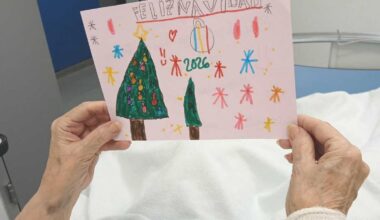 Un paciente ingresado en hospital recibe una felicitación navideña realizada por un escolar