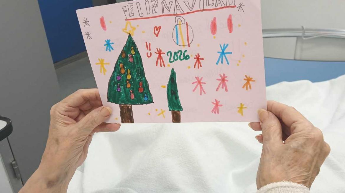 Un paciente ingresado en hospital recibe una felicitación navideña realizada por un escolar