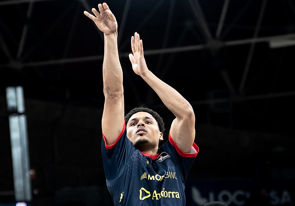 Castañeda, gafado, estará tres meses de baja por lesión