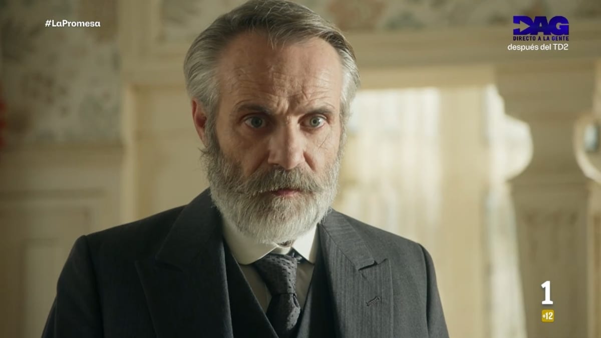 el psiquiatra está en palacio para internar a Ángela