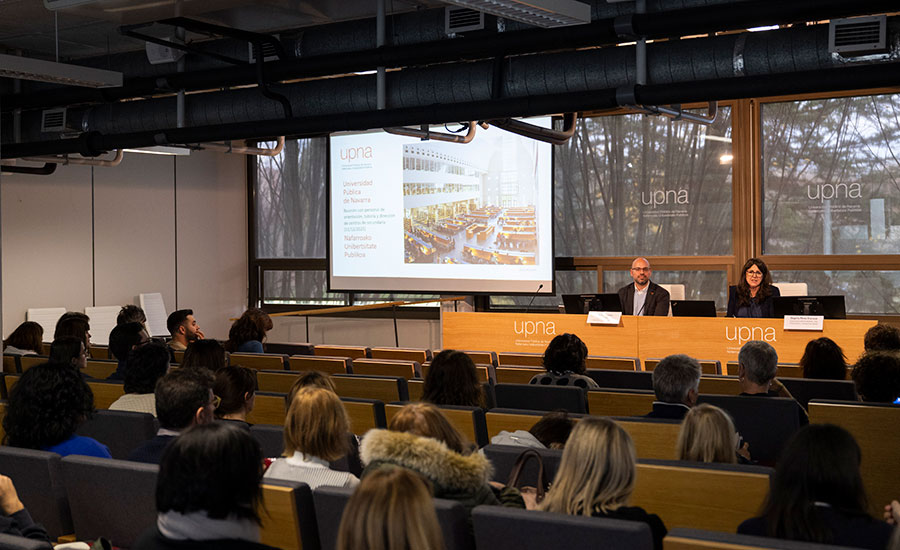 Reunión de orientadores celebrada en el mes de diciembre en la UPNA. En la mesa, la vicerrectora de Estudiantes, Vida Universitaria y Compromiso Social, Begoña Pérez Eransus; y el vicerrector de Enseñanzas, Javier Goicoechea Fernández, realizan la presentación.