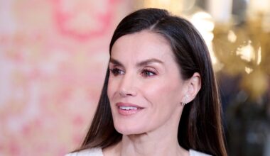 7 faldas largas y elegantísimas para emular el primer look de 2026 de la reina Letizia