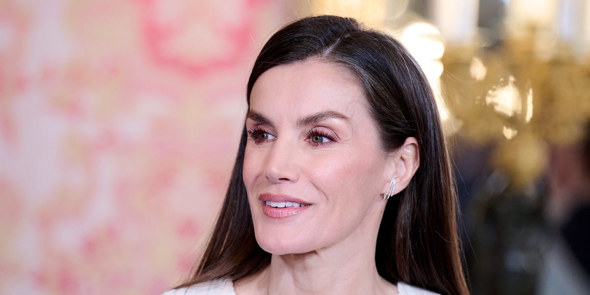 7 faldas largas y elegantísimas para emular el primer look de 2026 de la reina Letizia