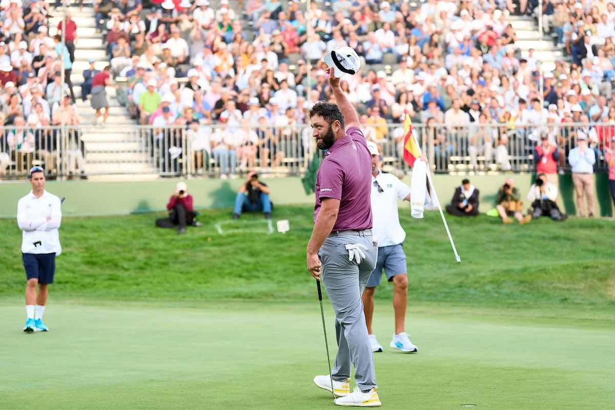 Jon Rahm saluda al público en el green del hoyo 18. © Open de España presented by Madrid