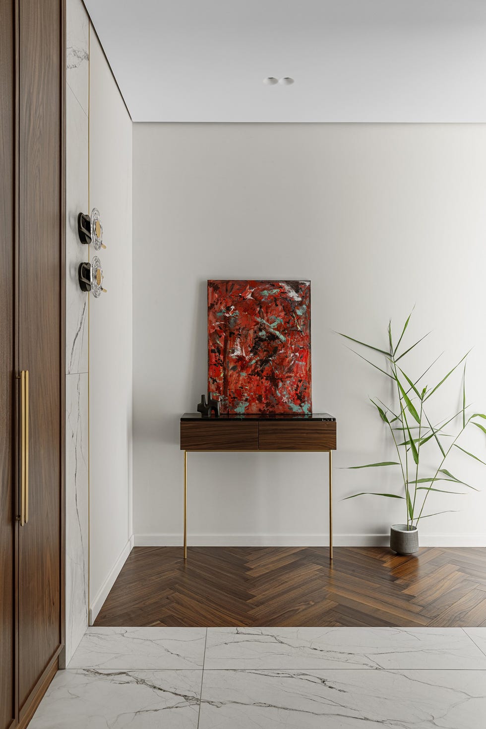 una casa en blanco y madera oscura con decoracion atemporal de antic interiors