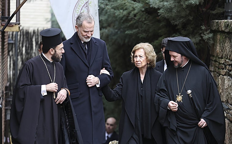 Imagen principal - La Reina Sofía con el Rey Felipe, Abajo, Alexia de Grecia con la Infanta Cristina. Al lado, Alicia Koplowitz
